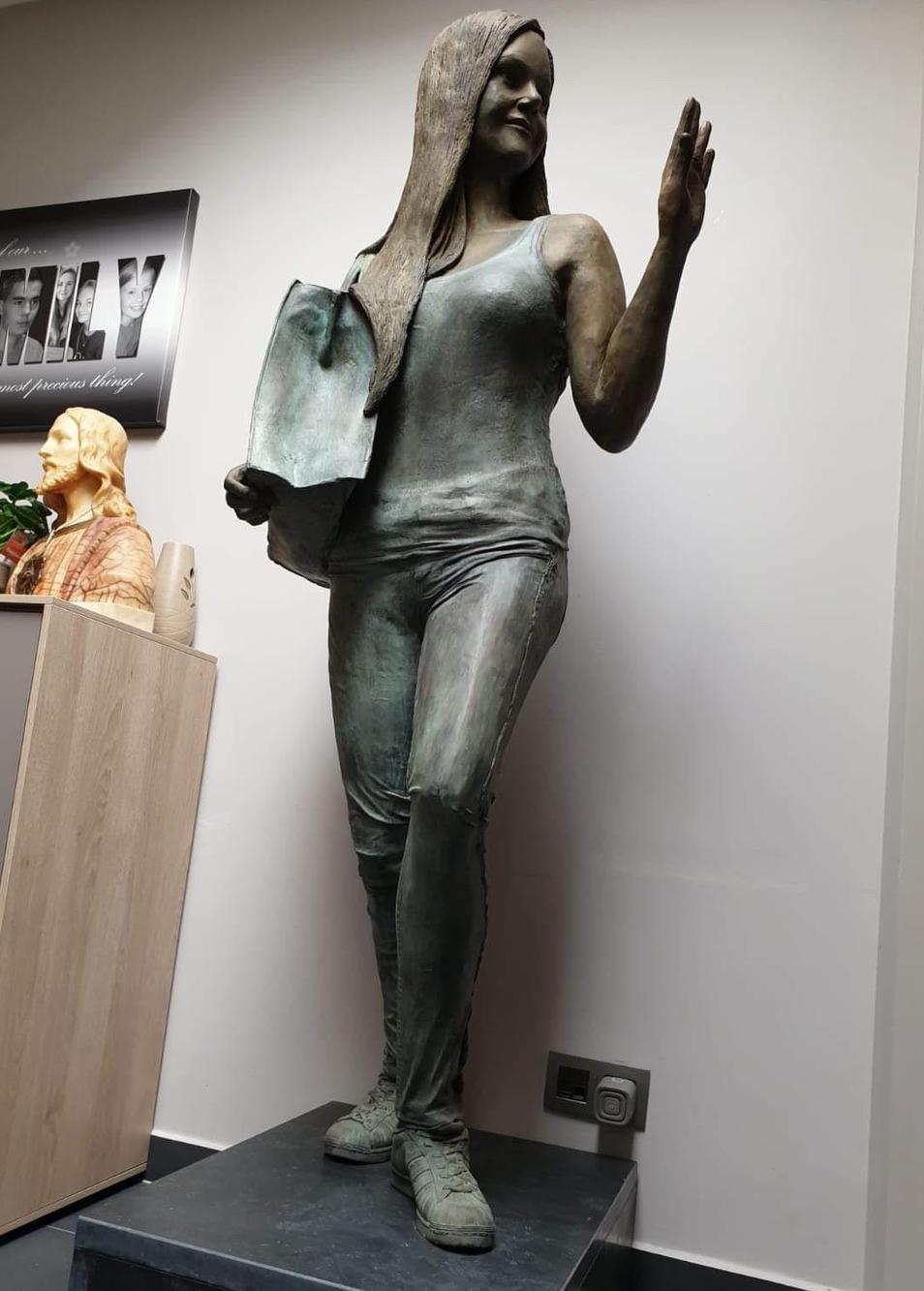 Het bronzen beeld op ware grootte van Nikita.