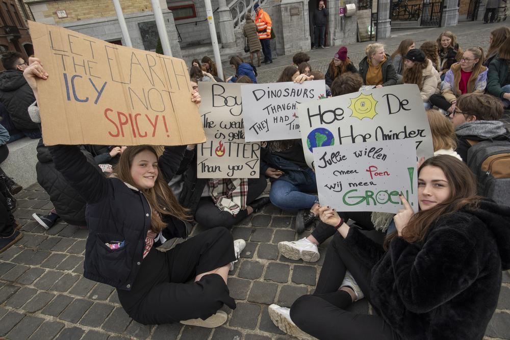 Op donderdag 21 februari hielden zo'n 200 jongeren een sit-in op de Grote Markt van Poperinge om de klimaatprotesten te ondersteunen. Het bleef echter niet bij de geplande zitactie, want de jongeren besloten om nadien nog een tocht door het centrum te maken. (foto MD)