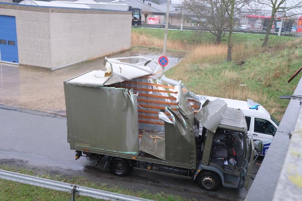 Lichte vrachtwagen rijdt zich vast in Veurne