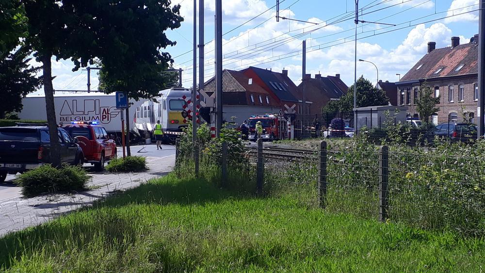 Vrachtwagen gegrepen door trein in Deerlijk, vijf gewonden 