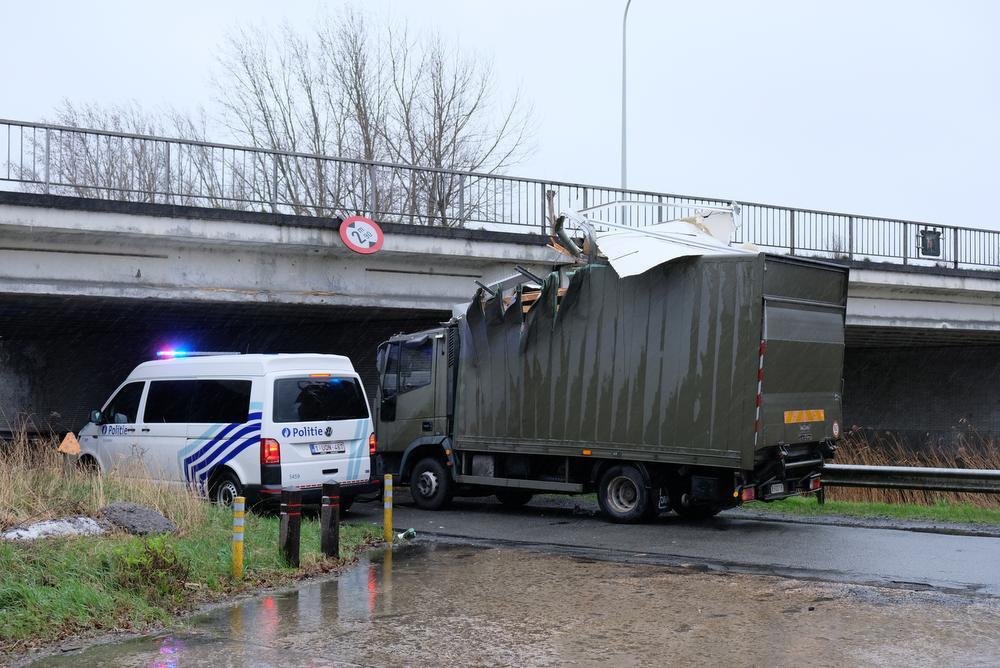 In maart reed een vrachtwagen van het leger tegen de onderkant van de brug en bleef vastzitten.