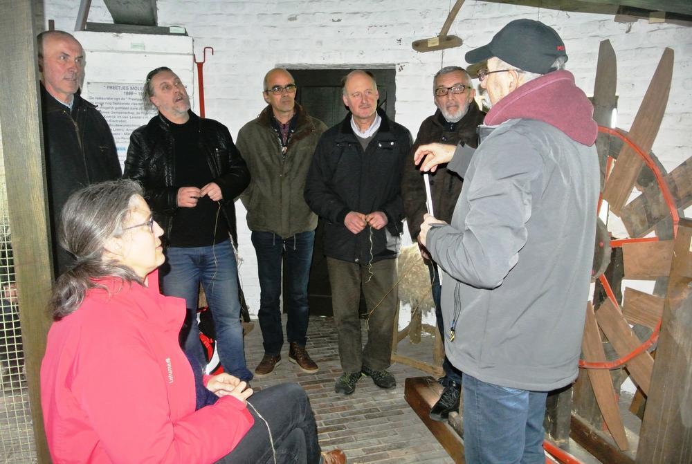 Henri Kerckhof, molenaar van Preetjes Molen, geeft de cursisten uitleg over het zwingelen van het vlas. © Noël Maes