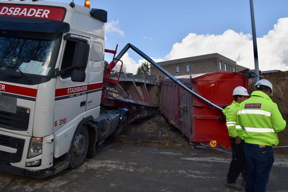 Vrachtwagen kantelt aan nieuw woonzorgcentrum in Bellegem