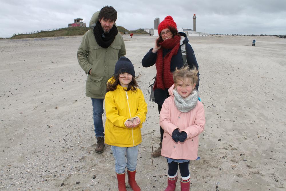 Dit gezin uit Antwerpen komt speciaal naar Oostende om schelpen te zoeken.
