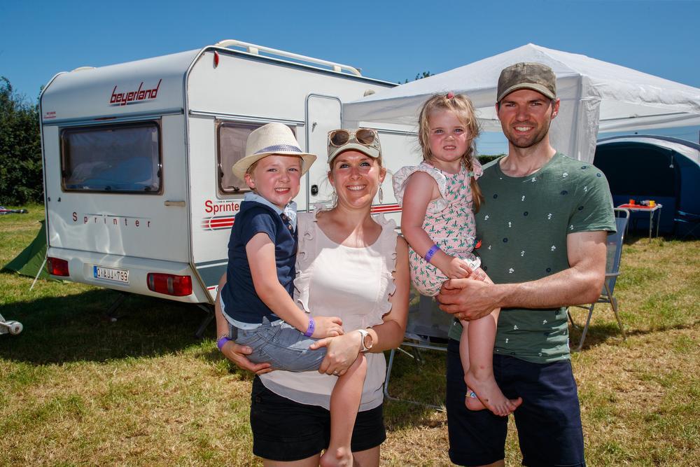 Stefanie Syoen en Tom Broucke met hun kinderen Vic en Nona: voor het eerst op reis met de caravan in de eigen gemeente.