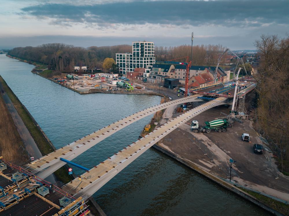 IN BEELD - Zo indrukwekkend zijn de betonwerken aan nieuwe dorpsbrug van Ingelmunster