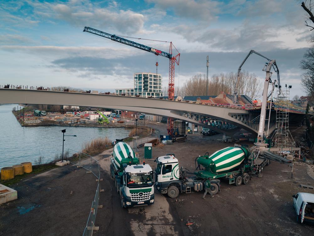 IN BEELD - Zo indrukwekkend zijn de betonwerken aan nieuwe dorpsbrug van Ingelmunster