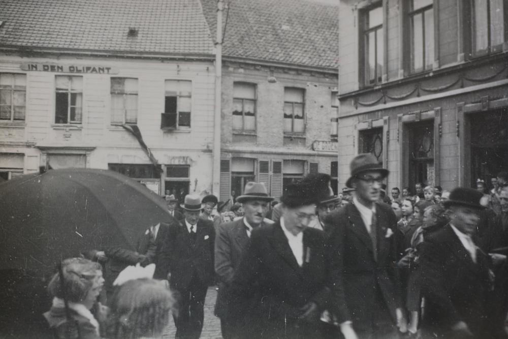 Roger met zijn ouders bij het ouderlijk huis op 10 juni 1945, op de foto is café Den Olifant duidelijk zichtbaar.