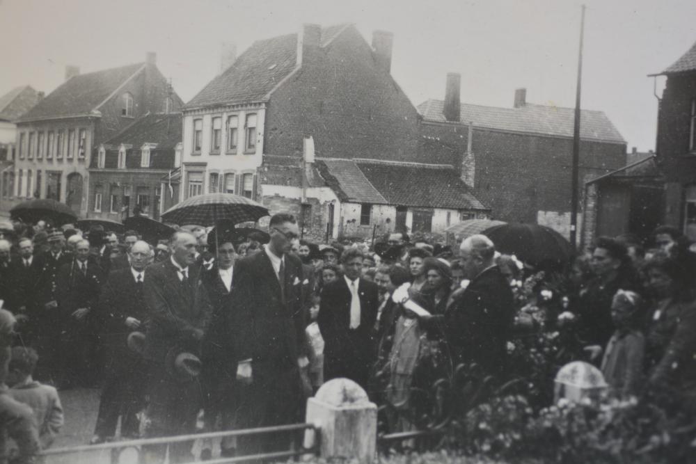 Roger met heel veel mensen tijdens een huldemoment aan het standbeeld op de Goethalsplaats op 10 juni 1945.