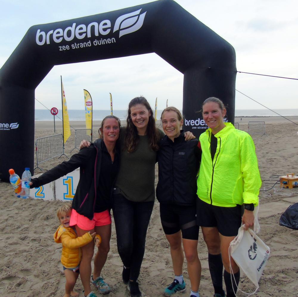 De top 3 bij de dames: Annelies Brak, Twins coördinatrice Liesbeth Tommelein, winnares Annelies Demuynck en Nele Vermeulen.