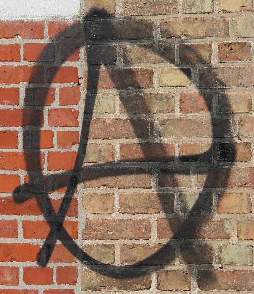 Nederlands duo opgepakt voor meer dan tien anarchistische slogans en symbolen in stadscentrum