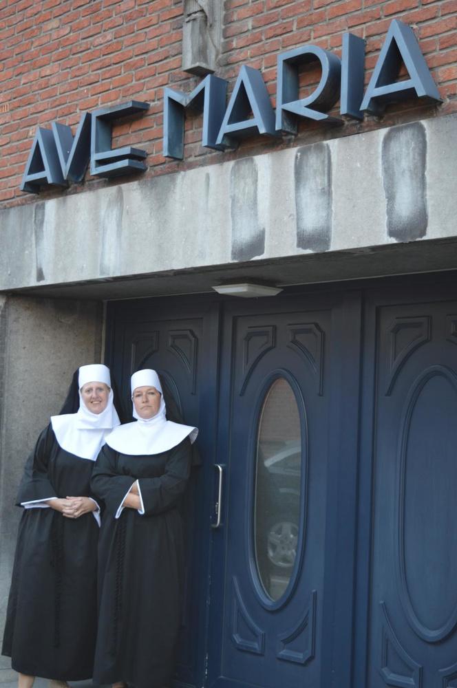 Katrien Vanseveren (links) en Nadine Biebuyck aan de deur van het Tieltse moederhuis Ave Maria, hun locatie tijdens de theaterwandeling.