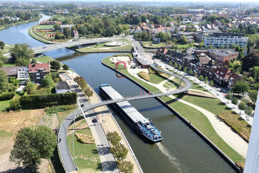Start en aankomst op de Groeningebrug en ook de fietsersbrug (aan het college) zal in het parcours zitten.