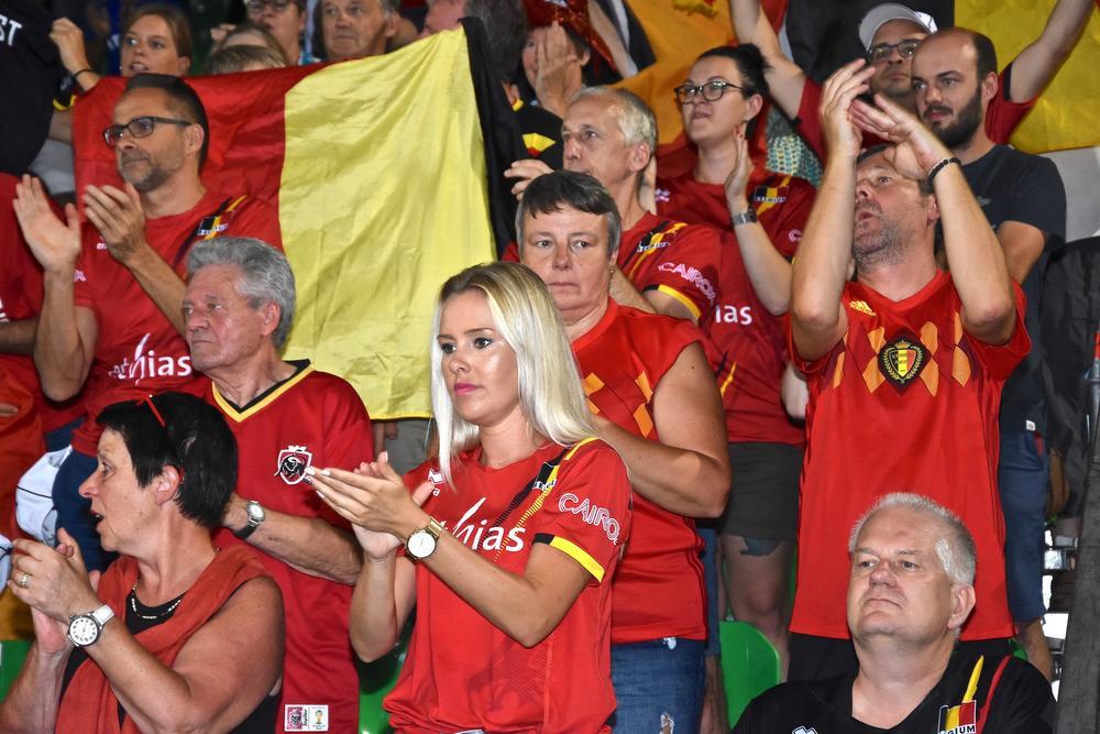 Veel Belgische fans in Italië waaronder ook de vrouw van Knackspeler Pieter Coolman.