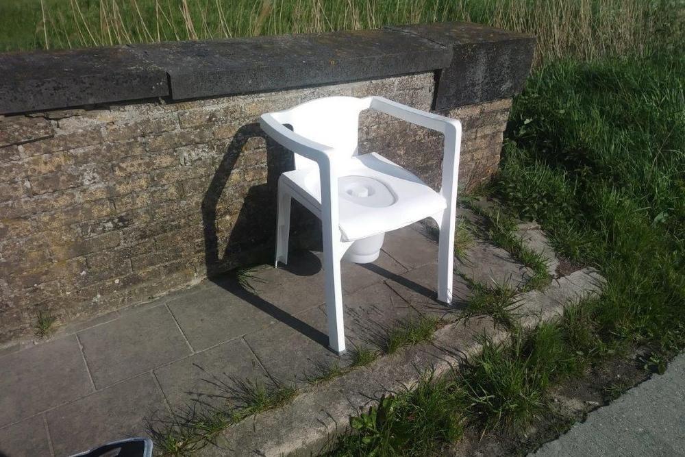 Een gedumpte plastieken stoel. (gf)