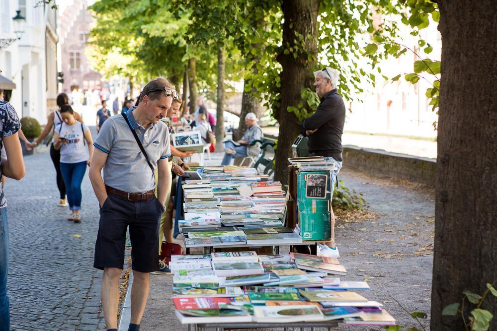 Boeken snuisteren op eerste Brugse boekenmarkt