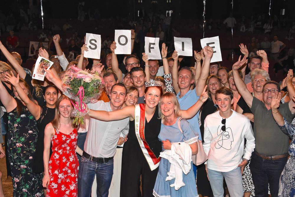 Winnares Sofie Marey tussen haar talrijke supporters.