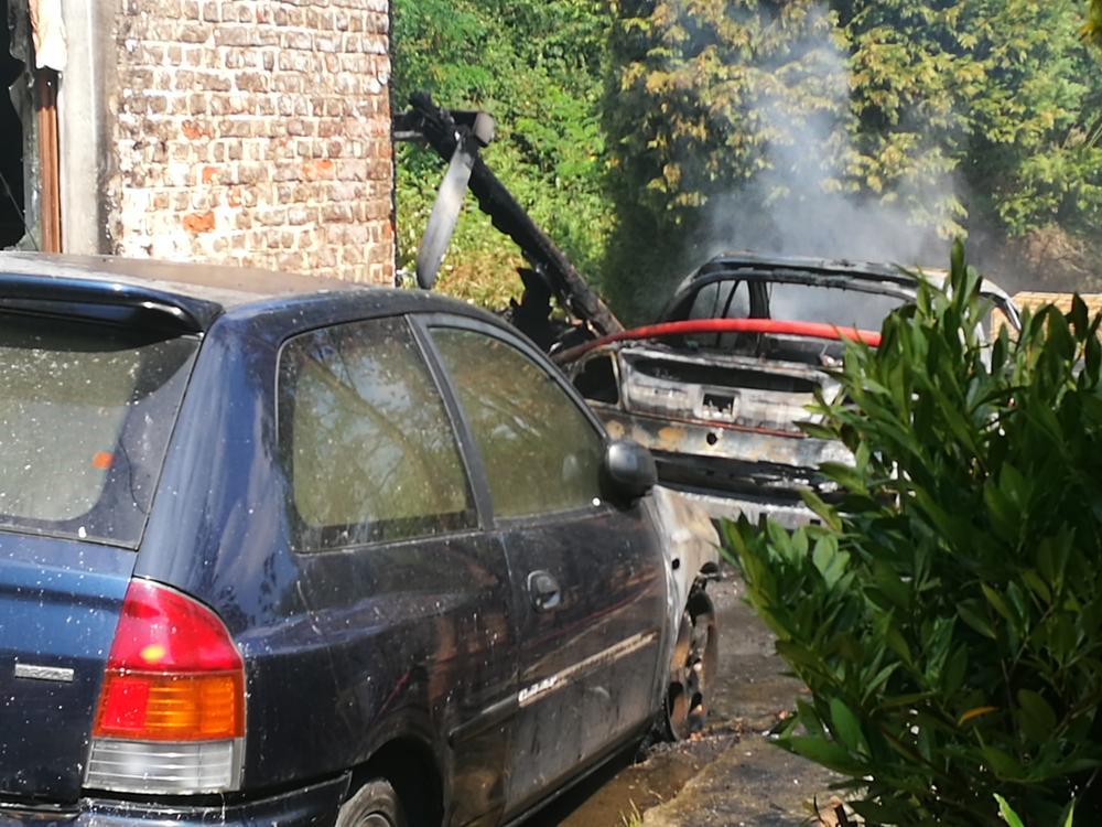 De Opel Tigra stond hevig in brand.