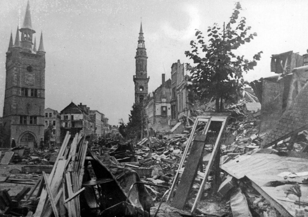 00055.jpg Bombardement 21 juli 1944: vernieling van de gebouwen op de Grote Markt (westkant), gezien van op de hoek van de Rijselsestraat.