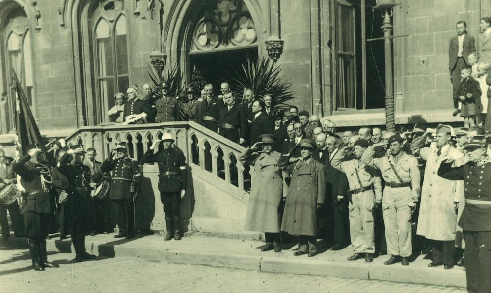 20080409-0011.jpgZicht op de pui van het stadhuis met hoogwaardeheidsbekleders en militaire overheden op 10 september 1944.