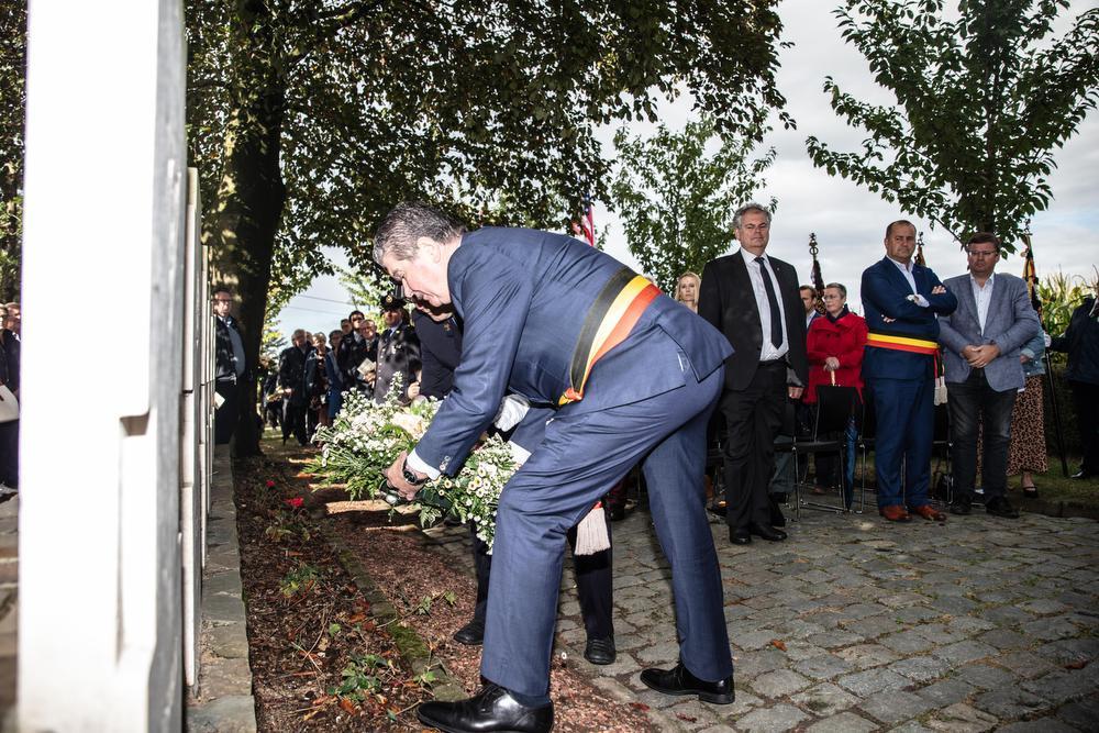 Anzegems burgemeester Gino Devogelaere legt een krans neer aan het graf van een gesneuvelde verzetsstrijder.