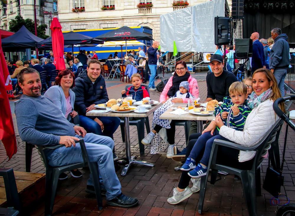 Marleen Baloy en haar man Nico Vandamme (links) trakteerden hun kinderen en kleinkinderen elk een ontbijtpakket om alvast energievol de dag tegemoet te gaan.