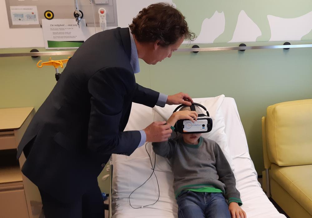 Vzw voor Kinderen schenkt vijf hypnosebrillen aan vijf ziekenhuizen