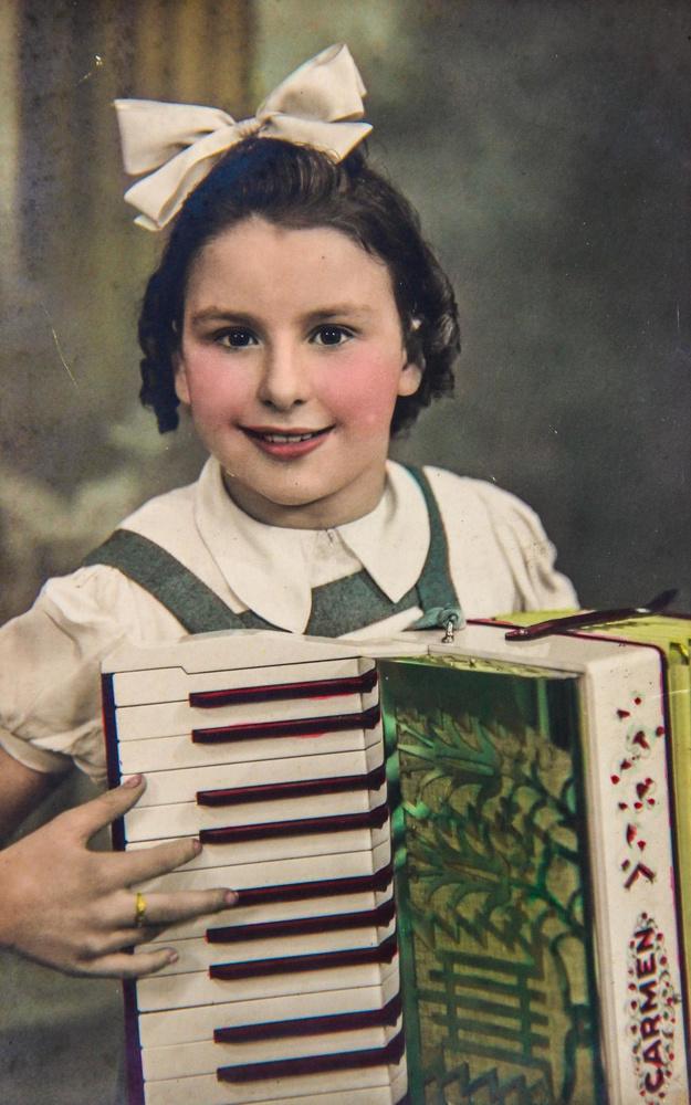 Rosette Vanacker in haar kinderjaren met haar accordeon.