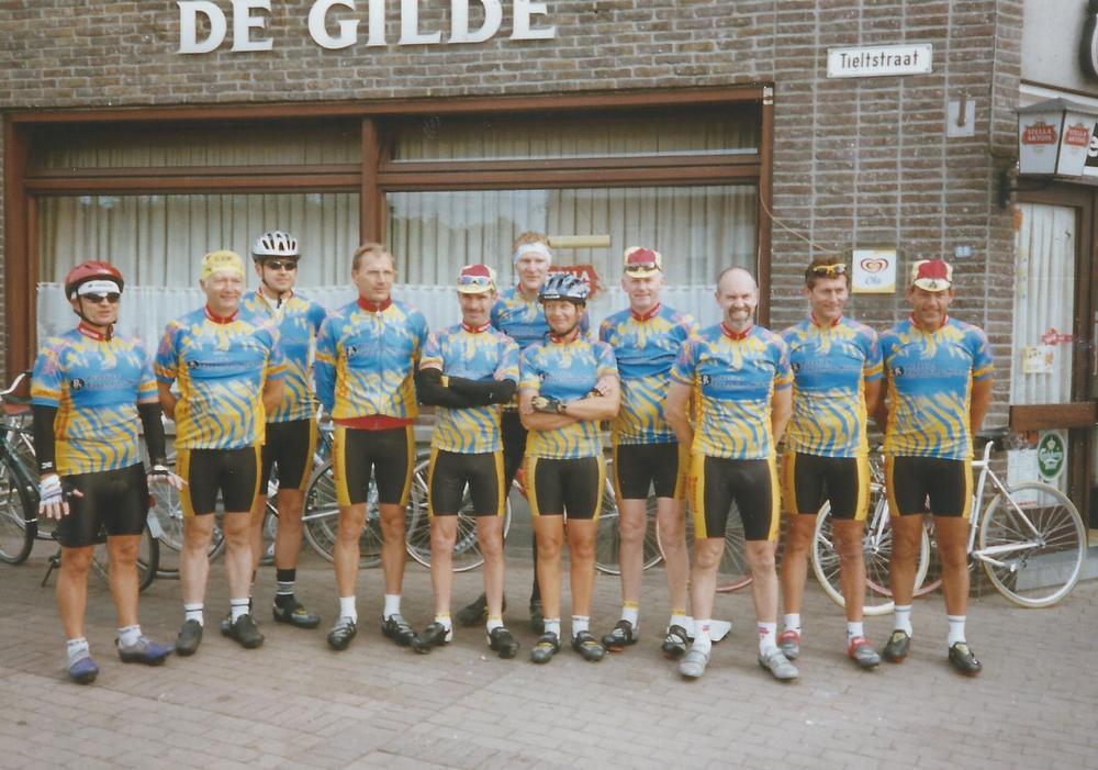 In 1999 werd voor het eerst een fietsreis naar Lourdes georganiseerd. Plaats van vertrek was café De Gilde, dat tot op vandaag nog steeds het clublokaal van de club is. Elf moedige fietsers vertrokken toen voor een tocht van meer dan 1.200 km dwars door Frankrijk. Door het succes van de eerste editie zou de tocht later nog tweemaal herhaald worden.