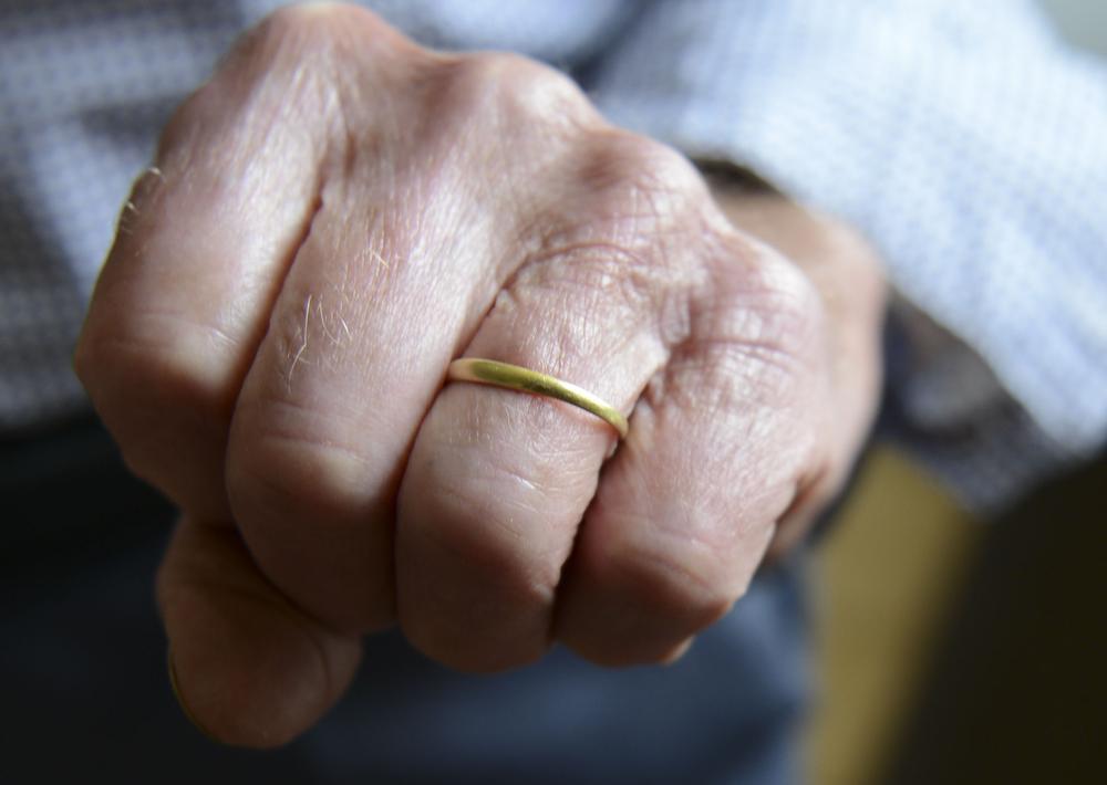 Robert Tant draagt voortaan weer zijn teruggevonden 90-jarige huwelijksring van zijn vader.