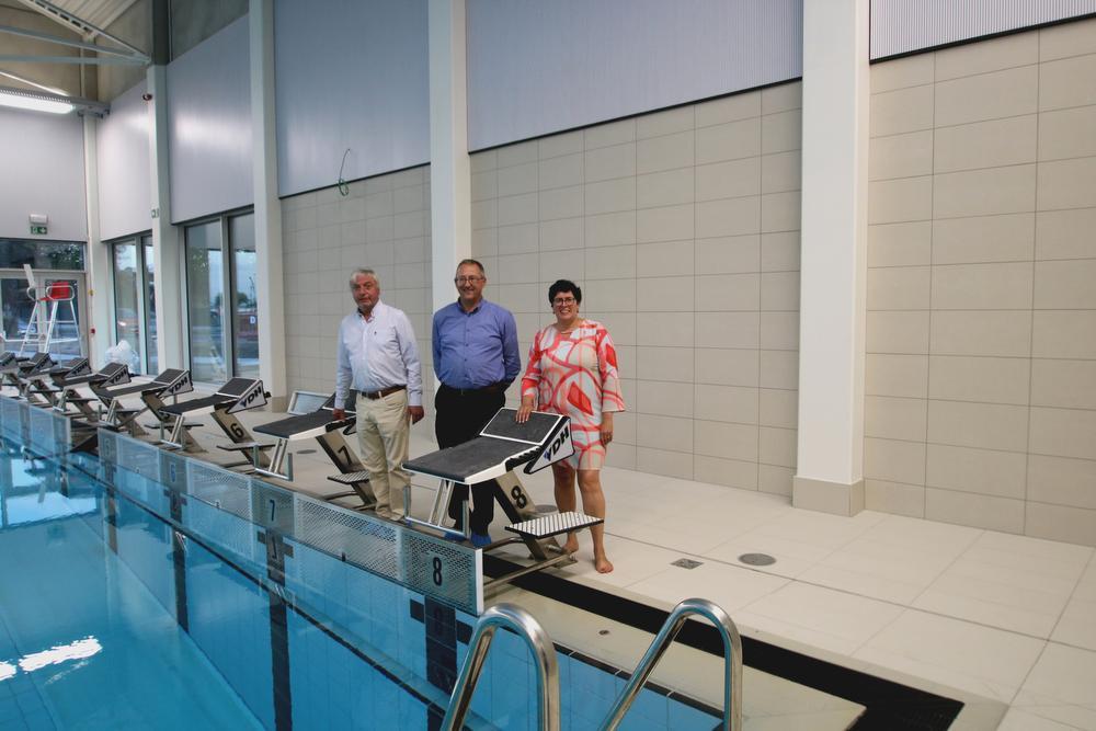 Schepen Marc Deprez, schepen Marc De Keyrel en burgemeester Lies Laridon keuren de springschansen.