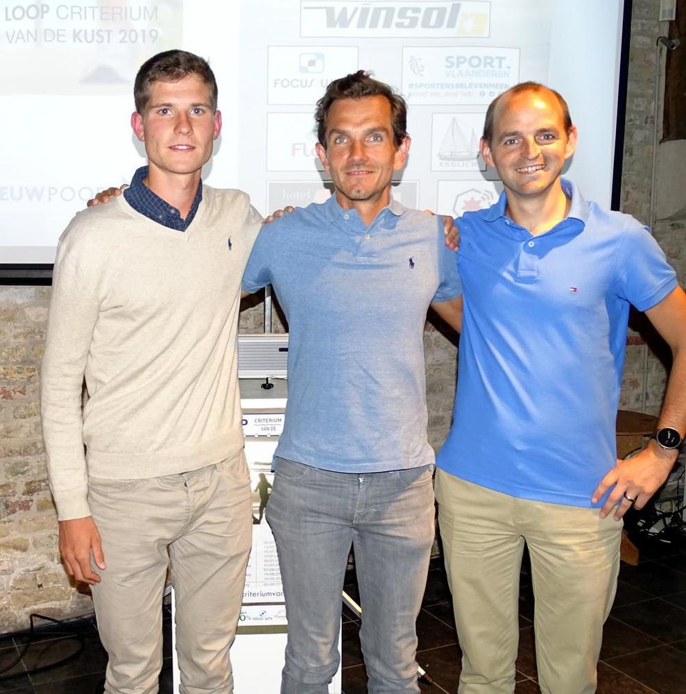 De top 3 bij de heren: Jasper Vitse (2) uit Bredene - Benny Fischer (1) uit Oostende - Davy Stieperaere (3) uit Wevelgem.