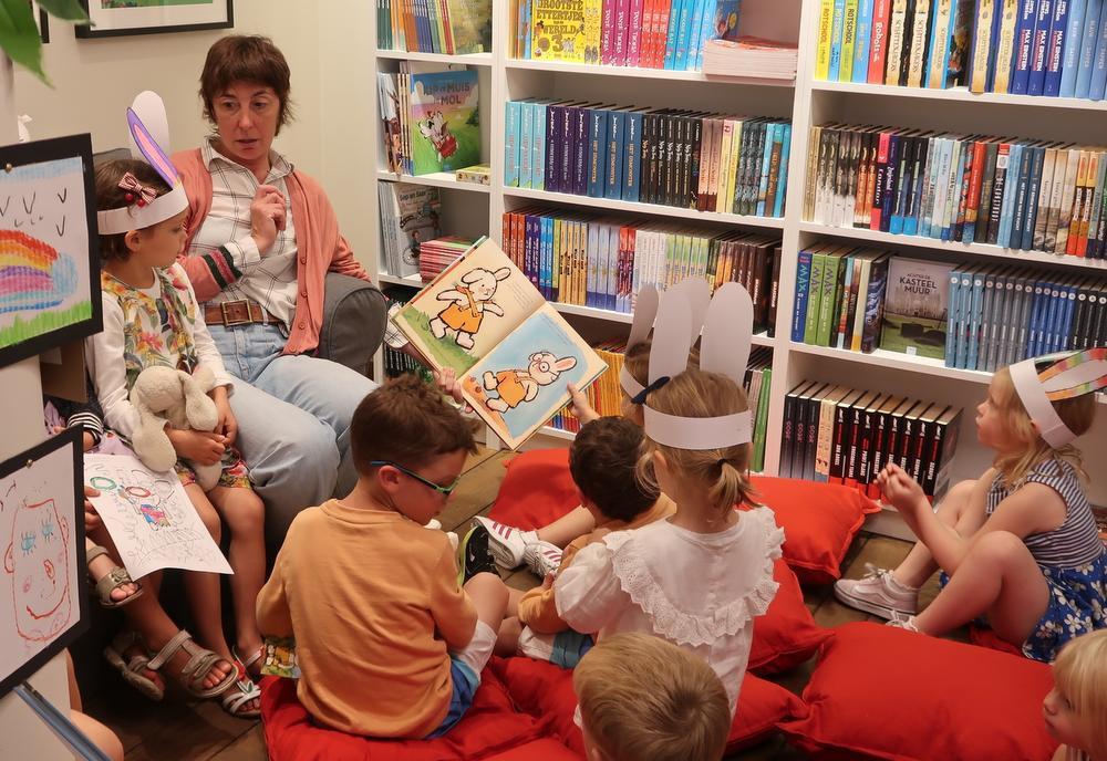 Vier Brugse boekhandels verwelkomen Rikki het konijntje