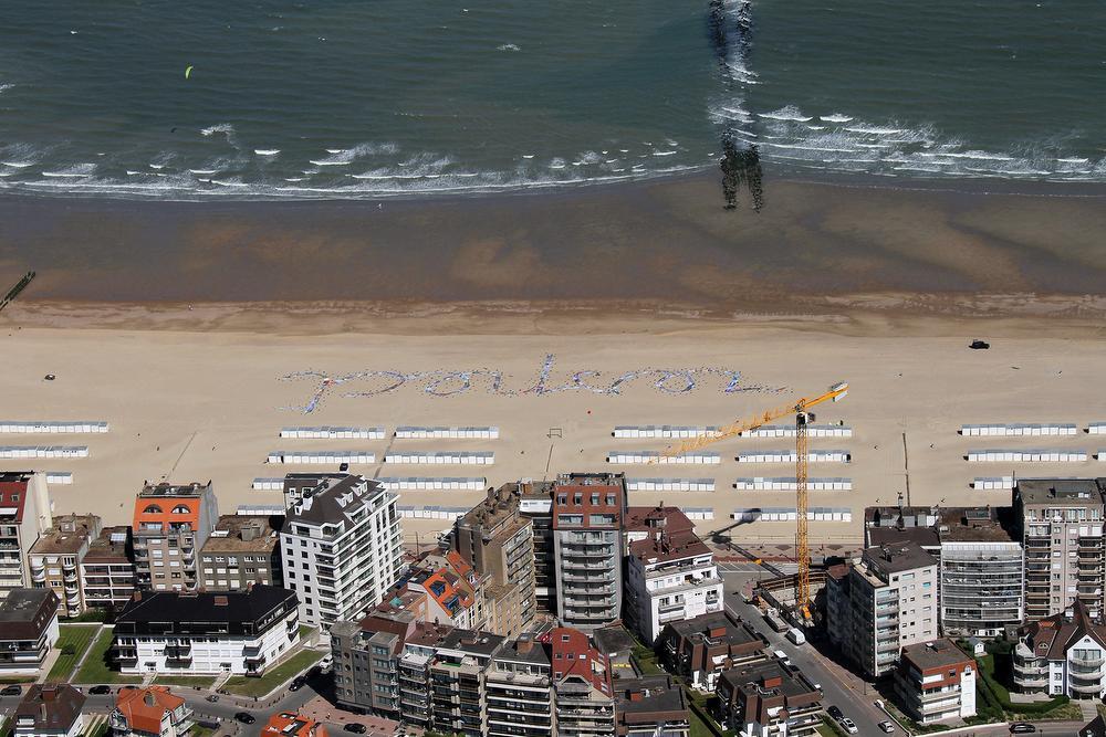 PADI SHOW Wim Tellier legt gigantische foto-installatie op het strand van Knokke-Heist