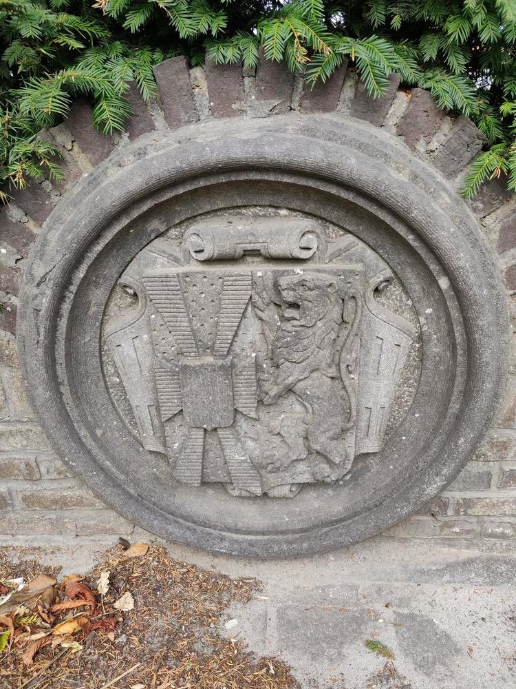 De steen van West-Vlaanderen aan de straatkant van Oostdorp in Tiegem.