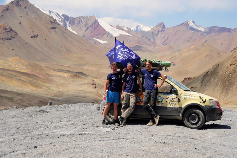 Elias Vanhaverbeke, Olivier Lenaerts en Miguel Timmermans op 4.200 meter hoogte in het Pamirgebergte in Tadzjikistan. (gf)