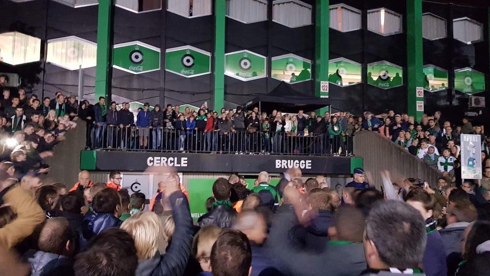 Cercle Brugge verliest belangrijke match tegen Eupen met 1-2, supportersprotest bij loges