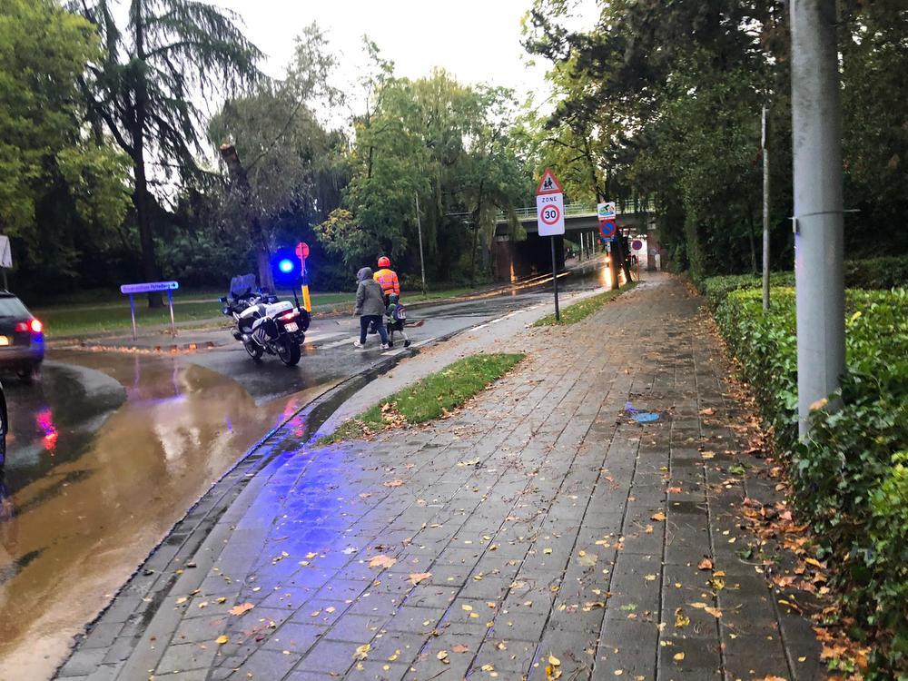 Hevige regenval zet tunnel onder spoorweg onder water in Kortrijk