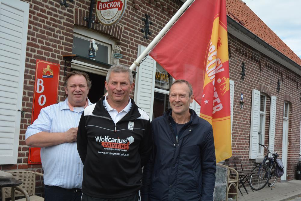 Eric Verstraete en Rony Goemaere voor de Hazekapel, met Martin Vervaeke.