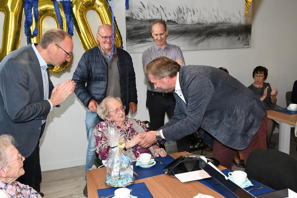 Margriet blaast 100 kaarsjes uit: 