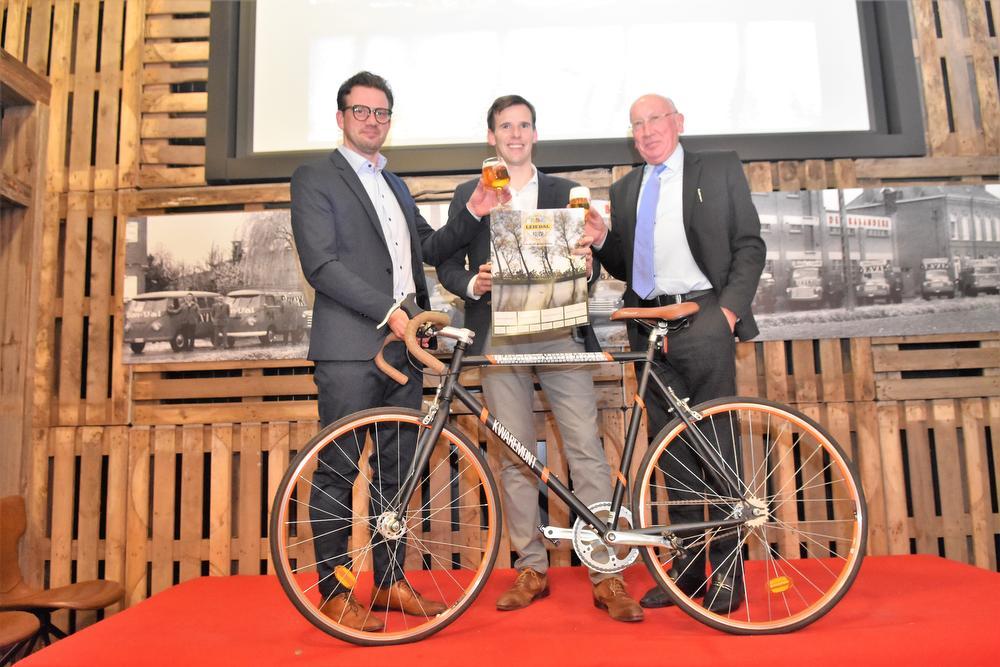 Op de foto vicevoorzitter Jensi Vercruysse en de nieuwe voorzitter Albert De Brabandere (CEO brouwerij De Brabandere) en uittredend voorzitter de Vélovrienden Godfried Duchi.