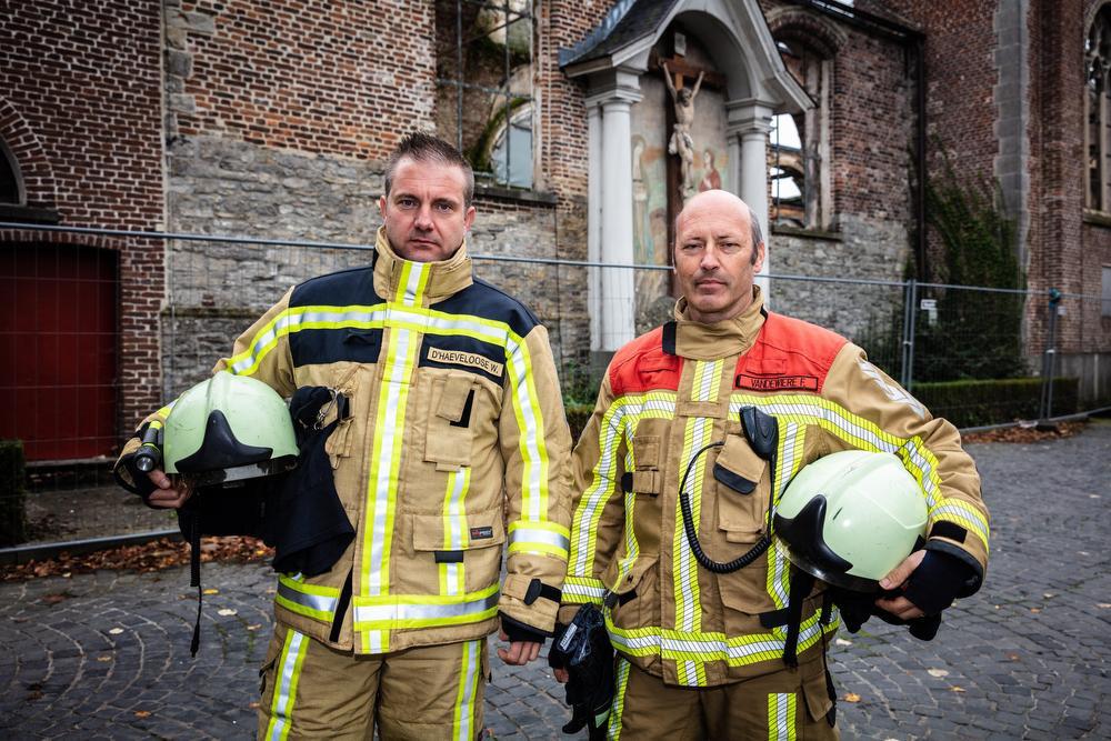 Wim D'Haeveloose en Frank Vandewiere herinneren zich de vernietigende brand in de kerk nog levendig.