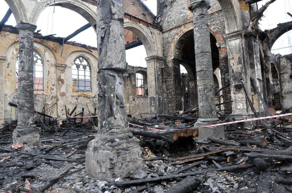 Een beeld van een maand na de verwoestende brand: de kerkpilaren werden zwaar aangetast.