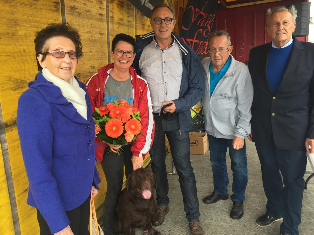 Op de foto herkennen we de winnaars van de middelgrote honden Katrien Leenknecht en Patrick Brugman uit Kuurne met hond Bono, bij bestuurslid André Naessens en sponsors de heer en mevrouw Harinck.
