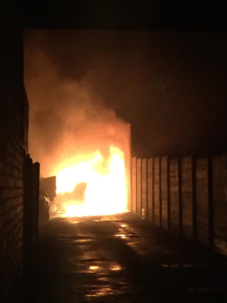 VIDEO Garage met wagen brandt uit in Roeselare