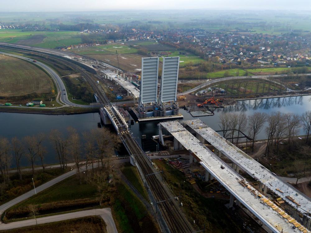 IN BEELD Zo indrukwekkend ziet de geopende snelwegbrug aan de A11 er - nu al - uit