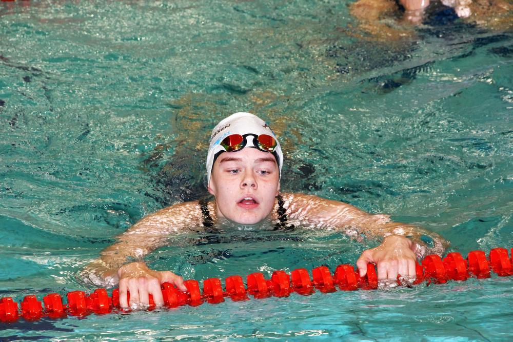 Camille Bouden, amper 15-jaar, kon twee medailles (waaronder één gouden) bij elkaar zwemmen.