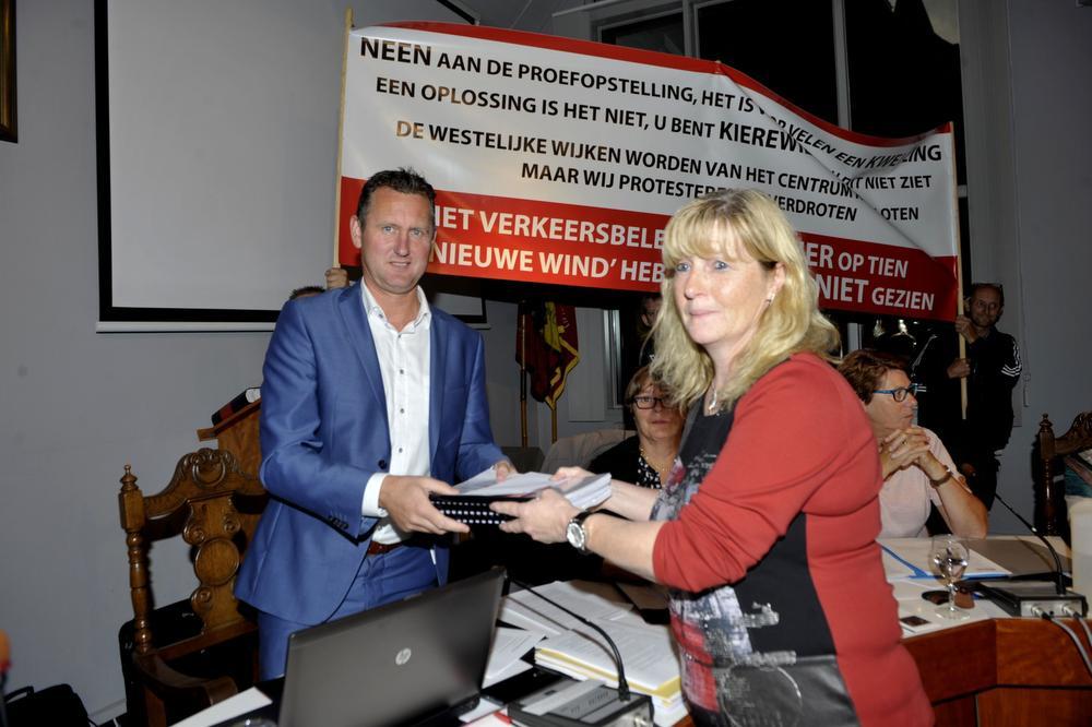 Maureen Vandekerckhove overhandigde namens het comité een petitie met 2.290 handtekeningen.