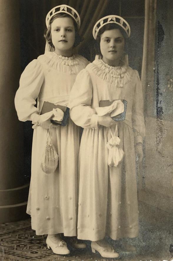 Rosane (links) en Rosa waren bij de laatsten die hun communie in de oude kerk van Beveren-Leie deden. Kort daarna werd die gebombardeerd.