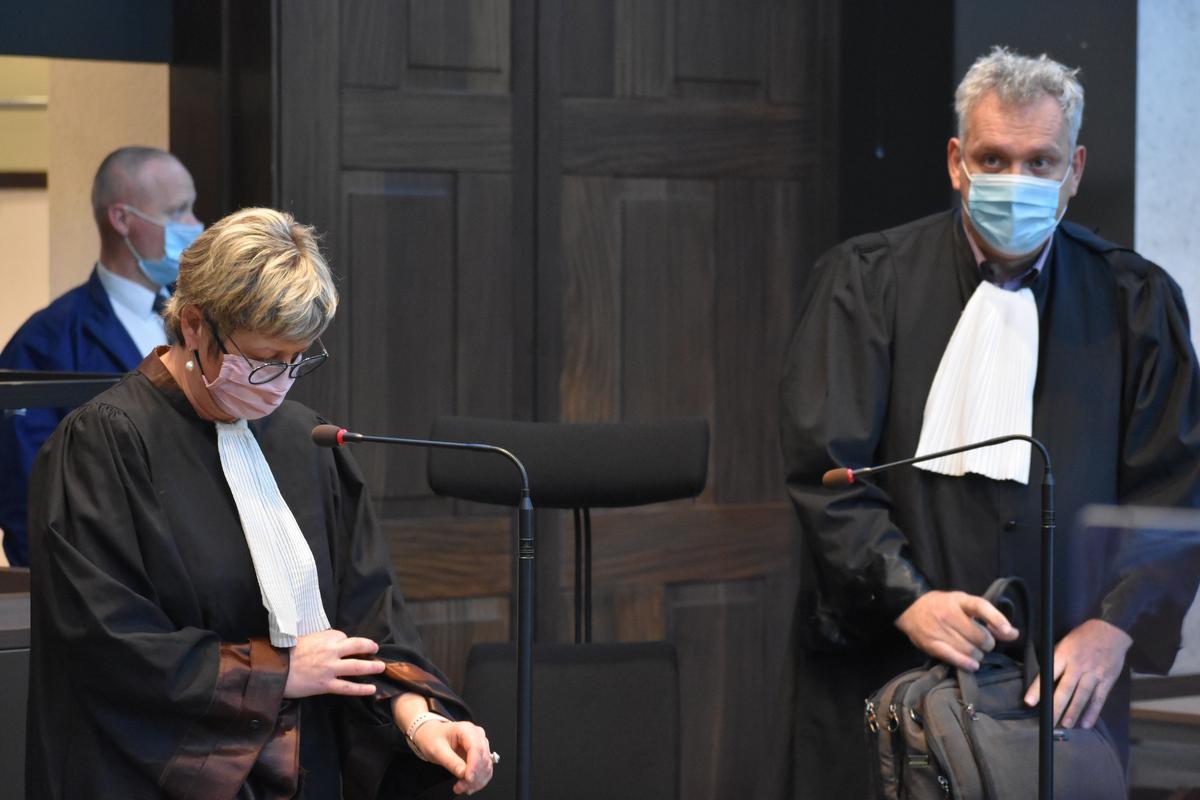 Advocaten Celine Mouton en Kris Vincke treden op voor de beschuldigde. (LK)